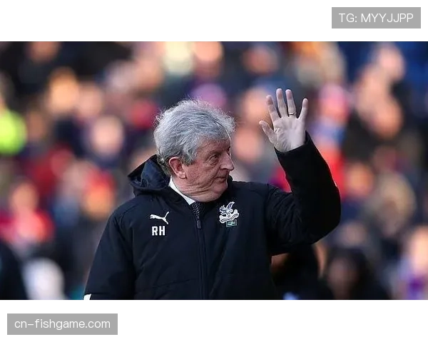 特写：老帅霍奇森在赛季最后一场主场执教后，向塞尔赫斯特公园球场观众挥别